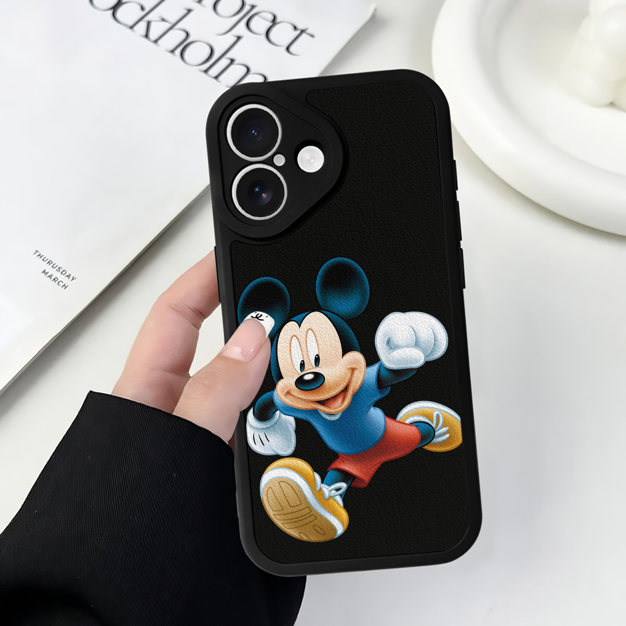 （画像用） ミッキーマウス Mickey Mouse 【iPhone 16シリーズ対応】シリコンスマホケース（レザー調） 材質：シリコン